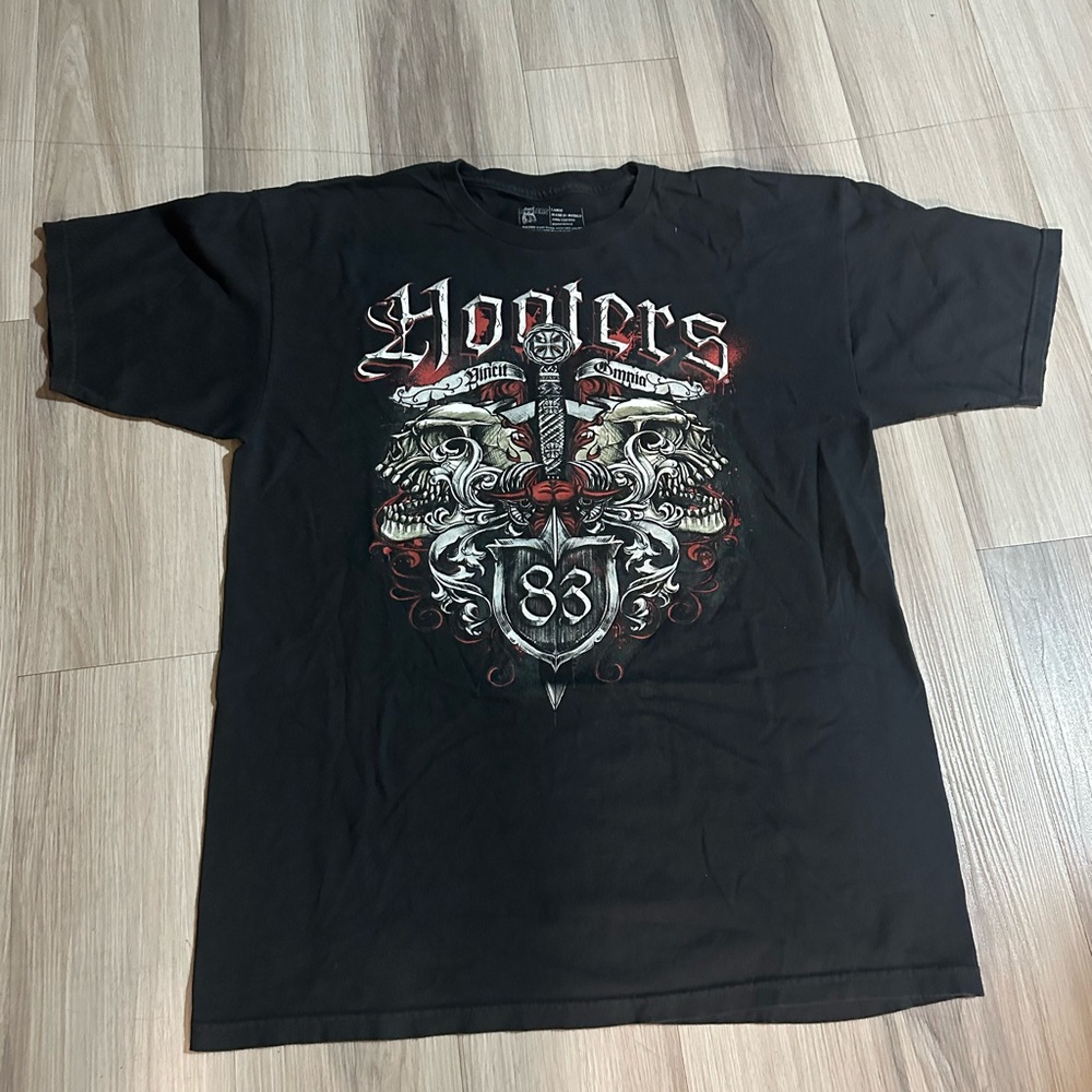 Hooters Black and Red Graphic y2k Tee